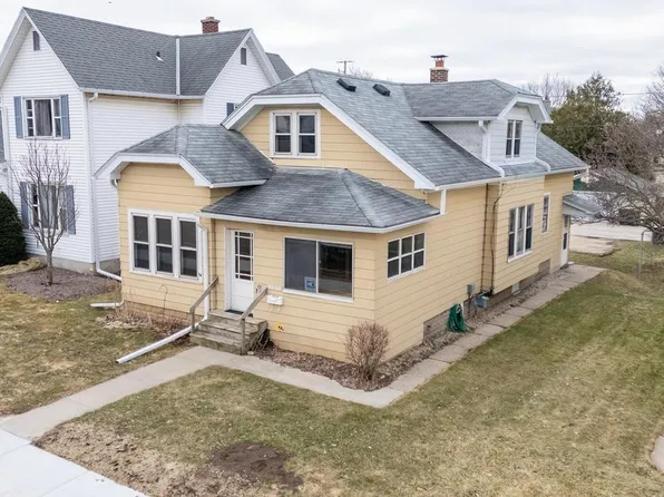151 Edgewood LANE, West Bend, WI 53095