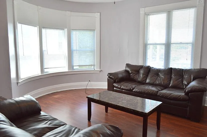 5 bed, $3,250 — Photo 2