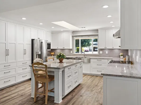5882 Farm House Ln, Redding, CA 96001