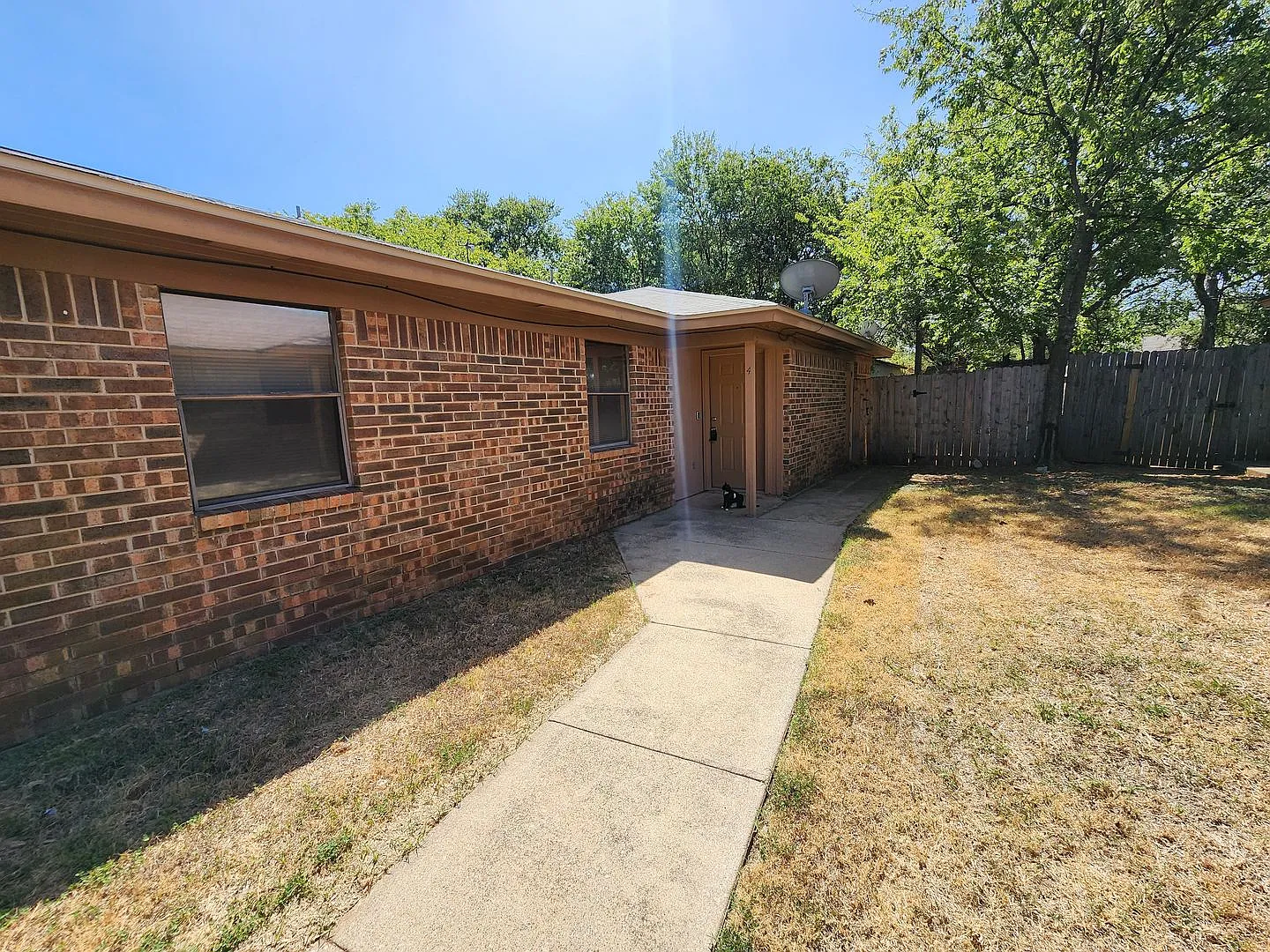 Cozy 2 Bedroom In Crowley — Photo 1