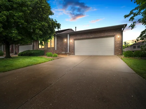 162 Manor Cir #162, Bloomington, IL 61704