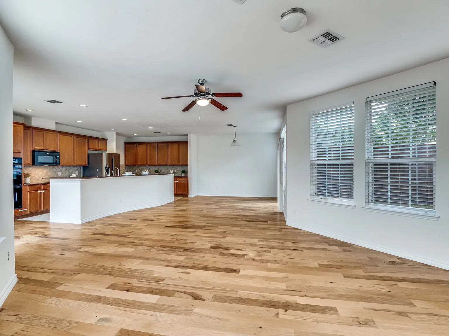4 bed, 3411 sqft, $3,200 — Photo 3