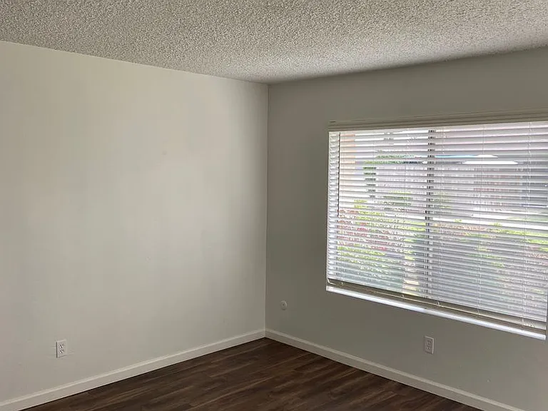 2400 Ashe Rd — Photo 3