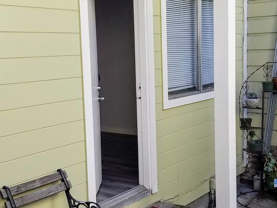 Front Door Entrance (day)