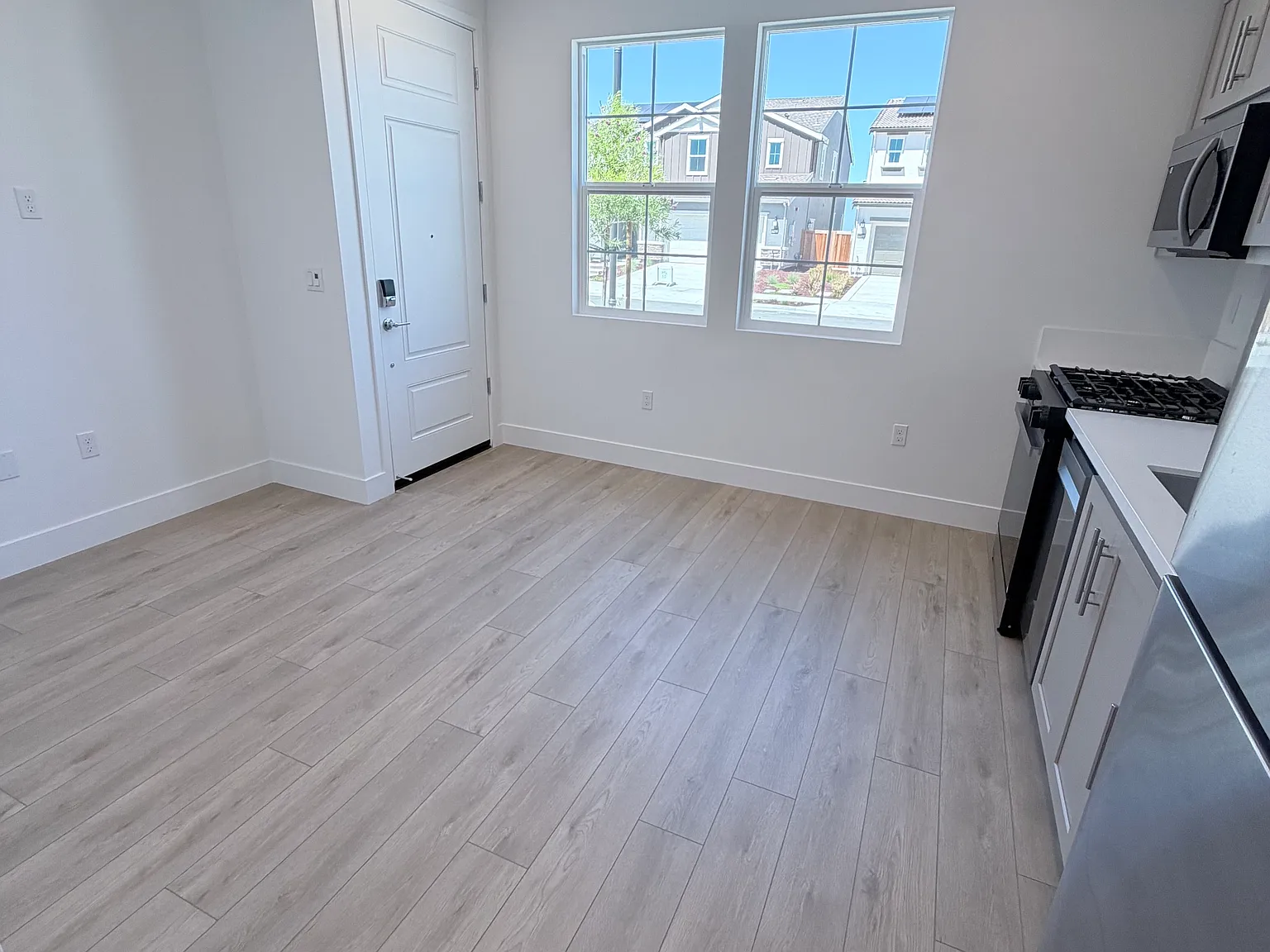 1 bed, 350 sqft, $2,000 — Photo 3