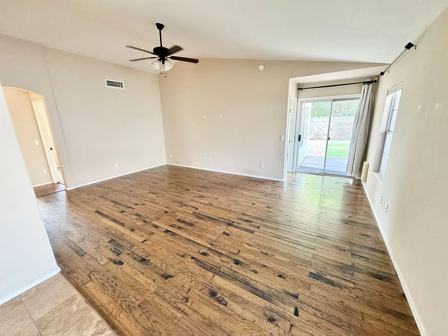 Beautiful 3 bed/2 bath home with tons of upgrades in Gilbert! Close to downtown! — Photo 2