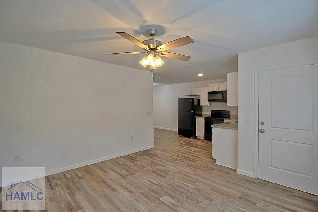 2 bed, 1.0 bath, 852 sqft, $1,350 — Photo 2