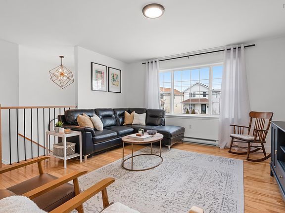 3rd image of 330 Charles Rd