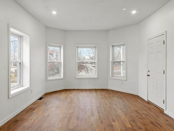 3rd image of 19 Furber Ave Floor 1