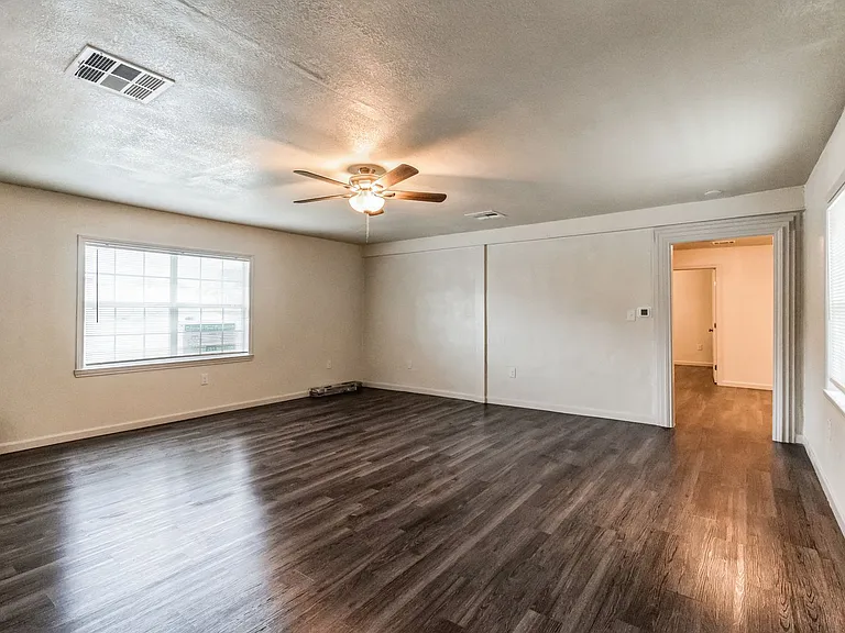 101 W Schreiner St — Photo 9