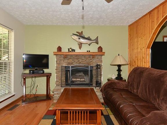 4th image of 3520 Auburn Dr