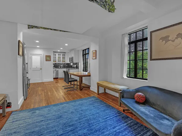 320 East 42nd Street image 11 of 15