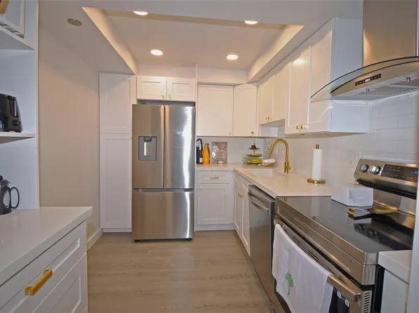 1100 Saint Charles Place #521, Pembroke Pines, FL 33026