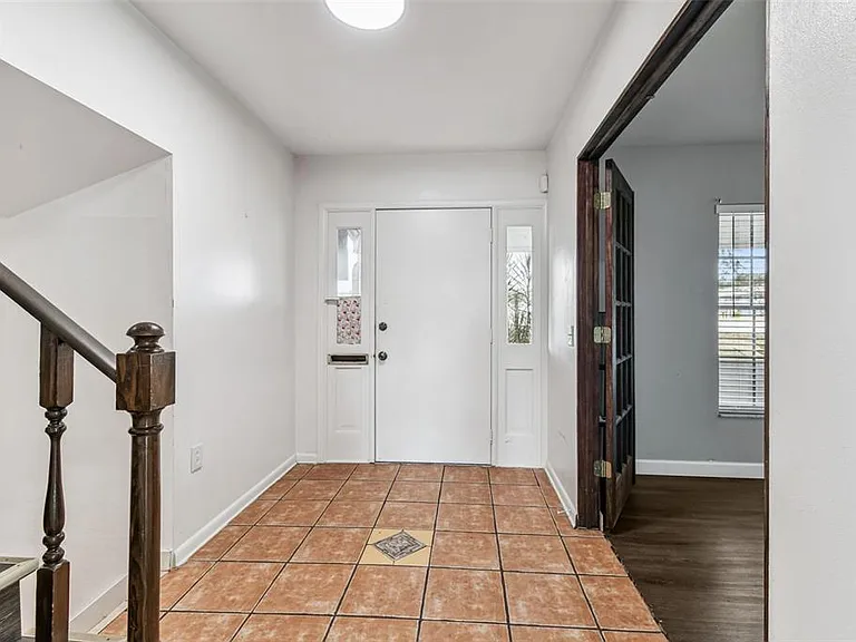 855 E Brandon Blvd — Photo 15
