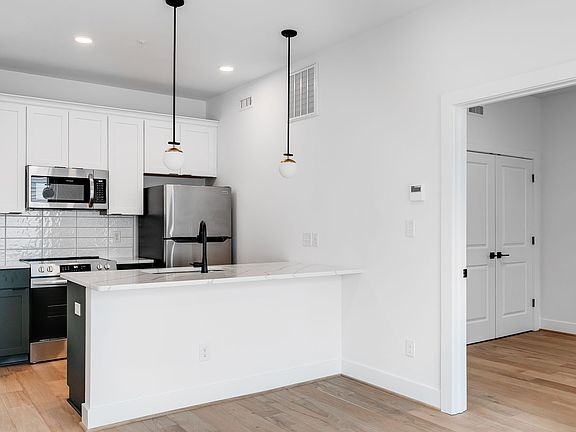 5th image of 3308 E Marshall St #6
