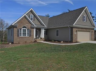 5505 E Hiddenbrook Dr, Mc Leansville, NC 27301
