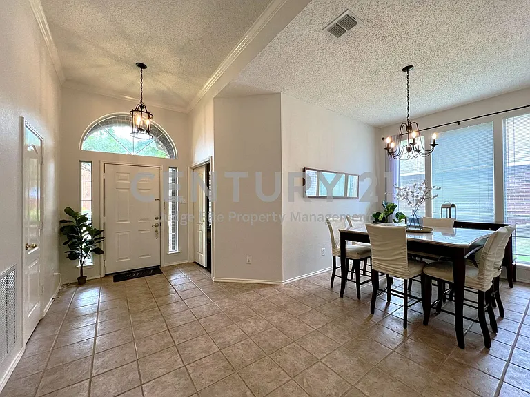 11413 Huntington Rd — Photo 2