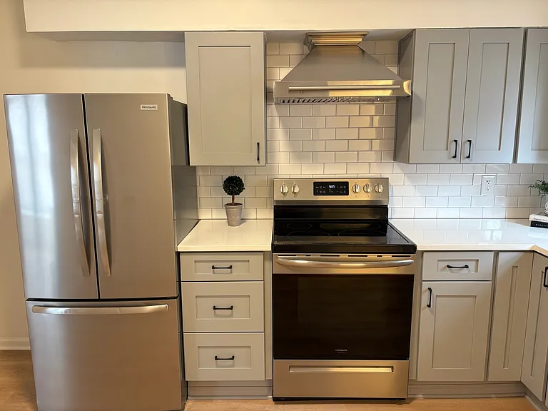 361 W 25th St — Photo 2