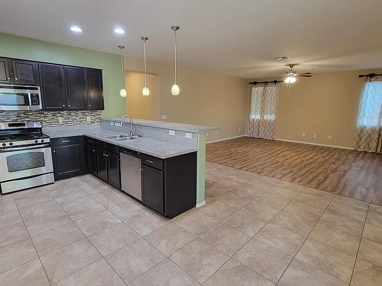 3907 S Vineyard Ave — Photo 3