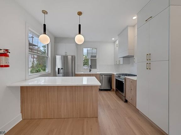 4th image of 20 Lexington Ave Floor 2