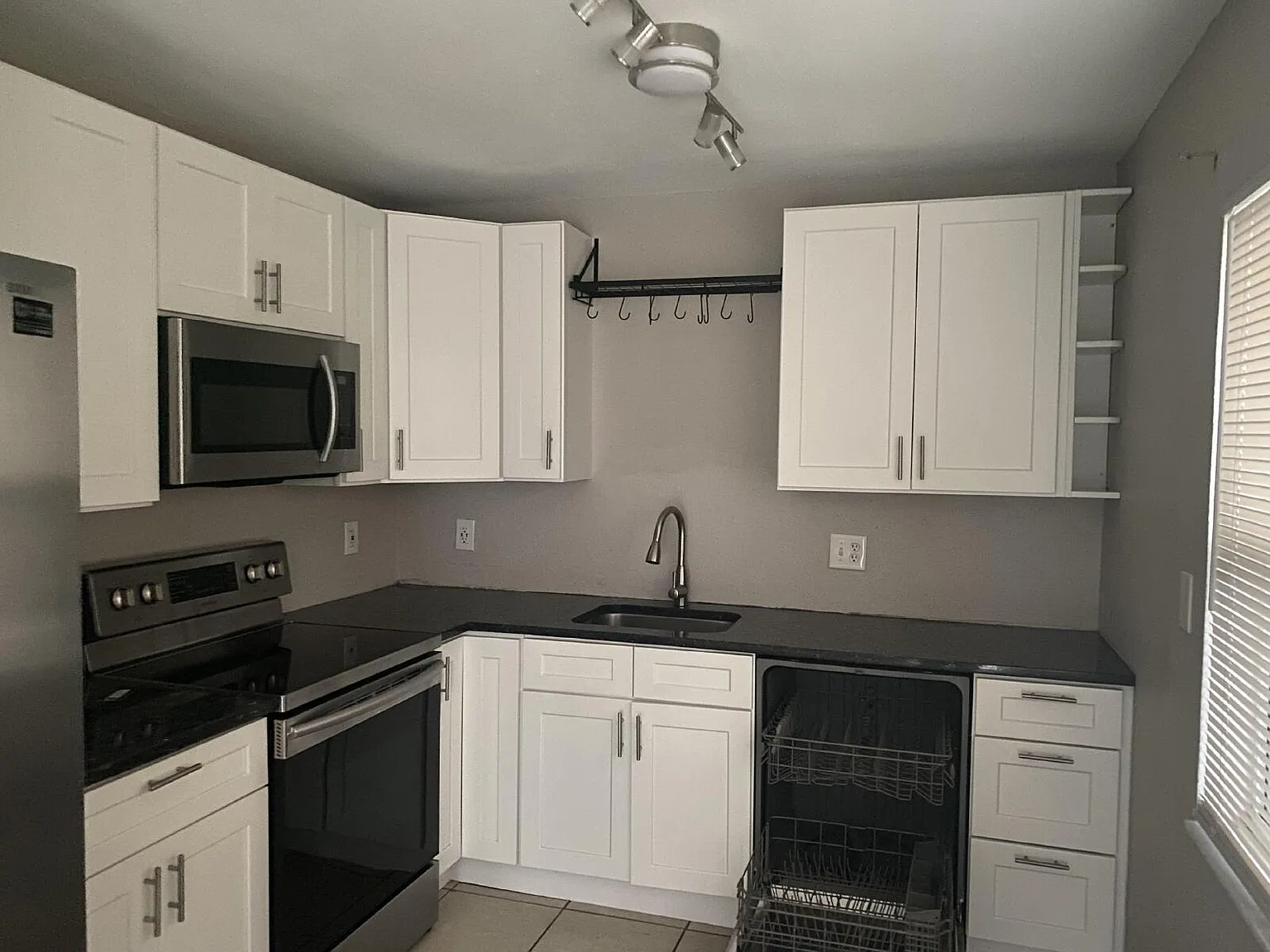 2 bed, 1.0 bath, 800 sqft, $1,650 — Photo 2