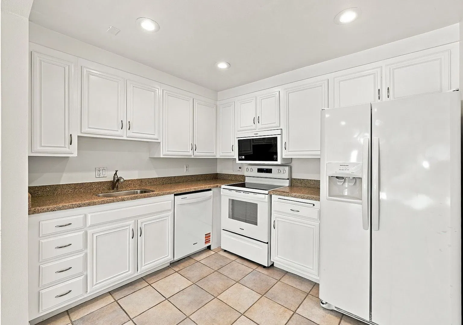 Spacious 1-Bedroom Condo in Versailles — Photo 3