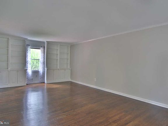 3rd image of 1802 Woodrail Dr