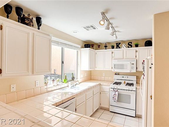 4th image of 69 Belle Soleil Ave