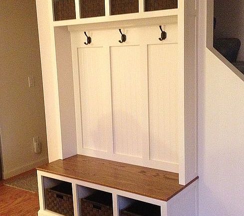 Built-in entry bench inluded