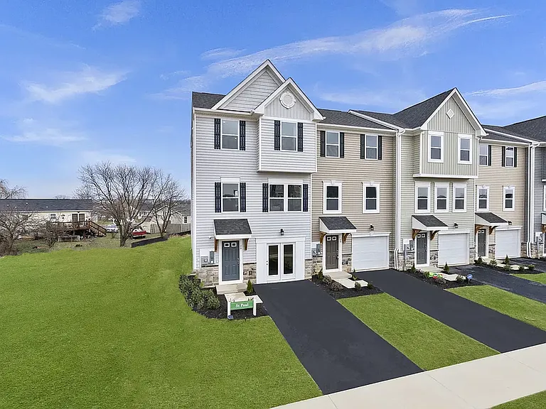 319 Huntwell West Blvd — Photo 2