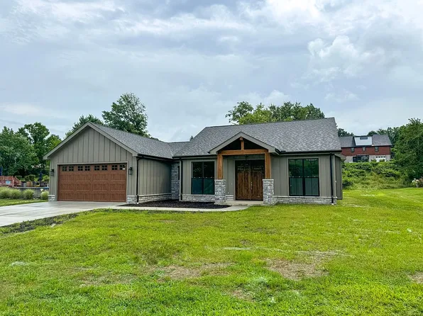305 Meadowlark Dr, Uniontown, PA 15401