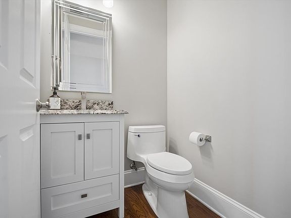 5th image of 40 Wood Oaks Dr