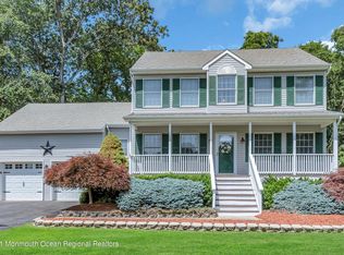 16 River Edge Dr, Jackson, NJ 08527