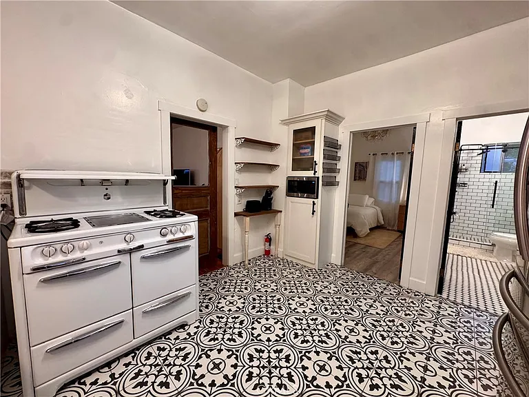 323 W 18th St #323 — Photo 21