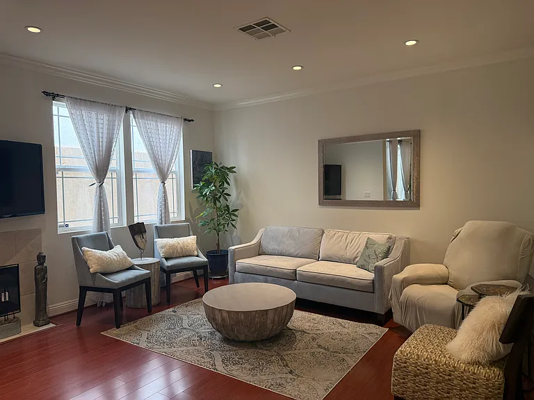 10130 Commerce Ave #7 — Photo 4