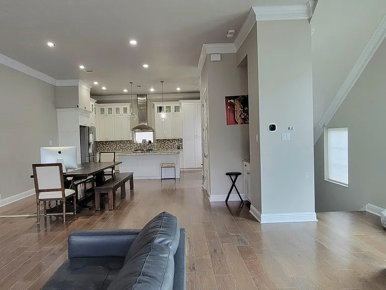 1702 Calumet St — Photo 14
