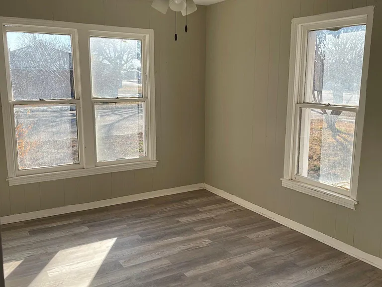 703 E Broadway Ave — Photo 3
