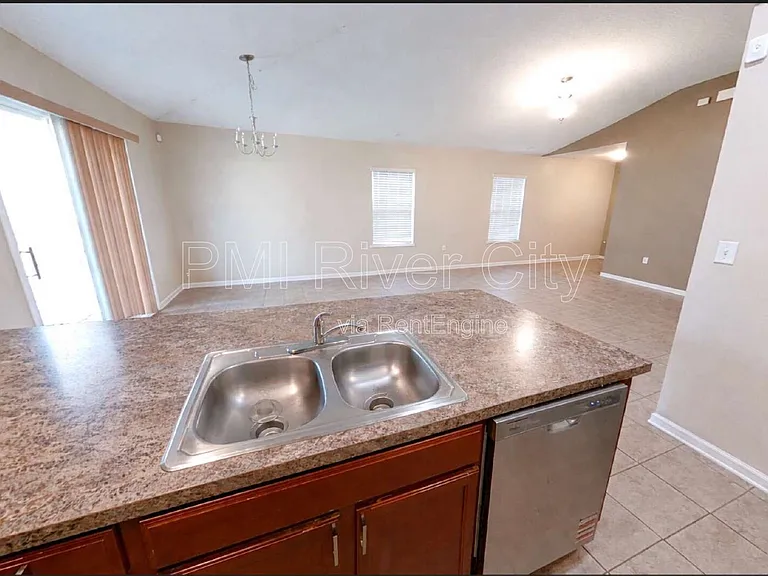 12154 Alexandra Dr — Photo 3