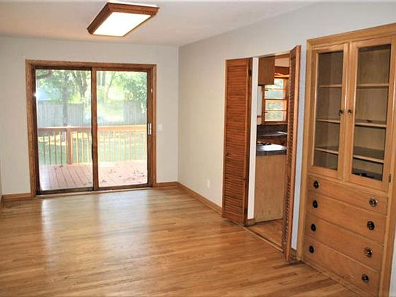 dining area (11.7 x 12 feet)
