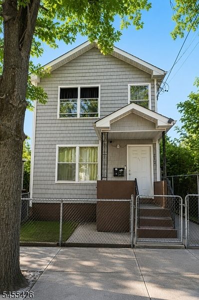 1st image of 212 N 1St St