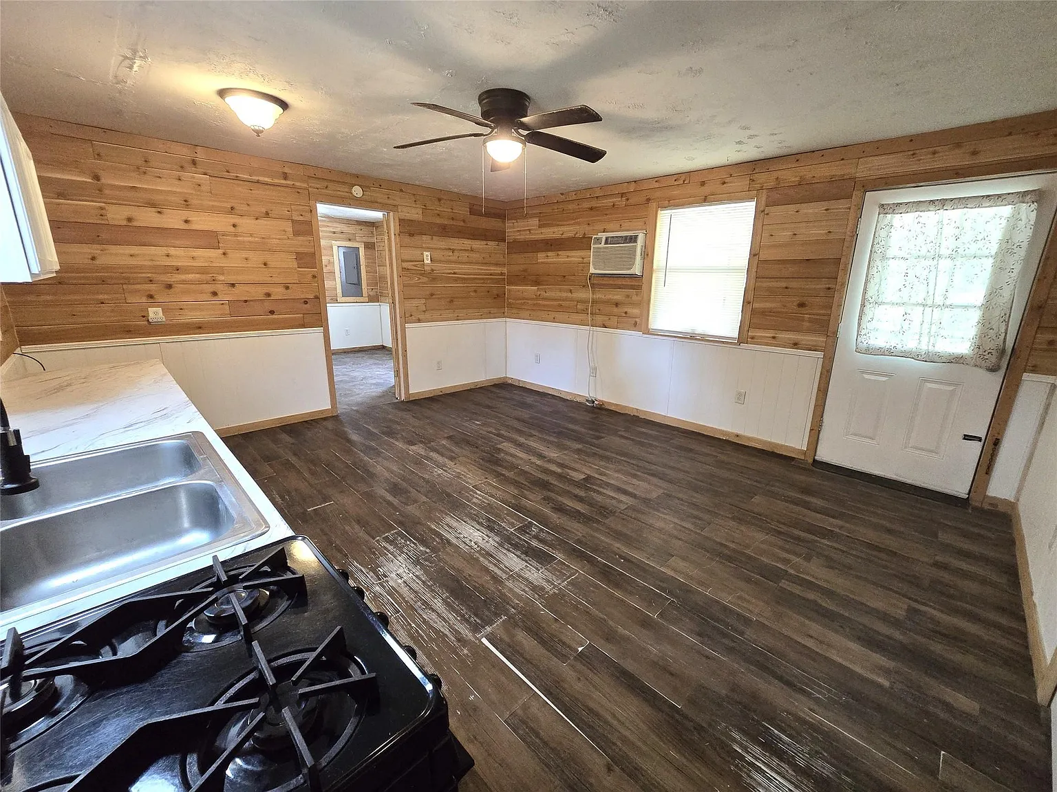 2 bed, 1.0 bath, 560 sqft, $1,200 — Photo 2