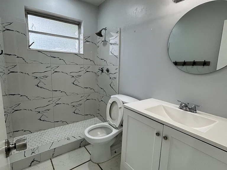 4230 NE 3rd Ave — Photo 7