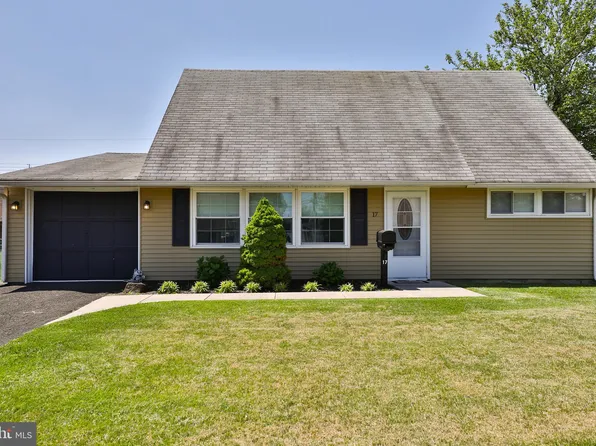 17 Candle Rd, Levittown, PA 19057