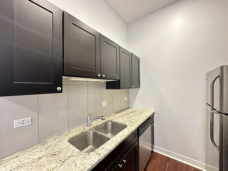 2944 W Montrose Ave #2 — Photo 4
