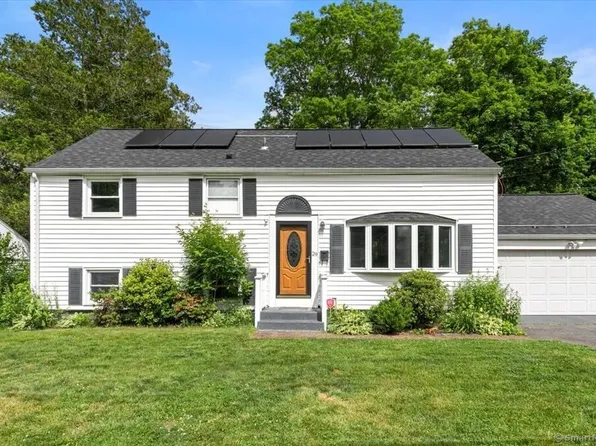 29 Pembroke Road, Hamden, CT 06514