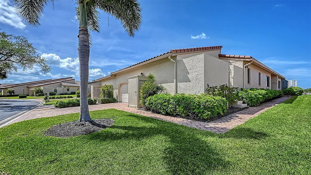 3 bed, 2.5 bath, 2396 sqft, $12,000 — Photo 3