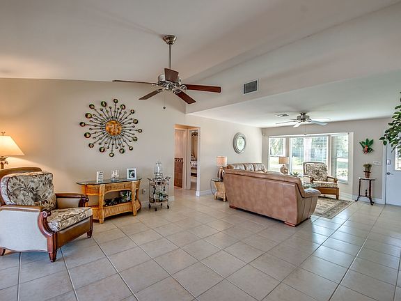 4th image of 423 SW 37th St