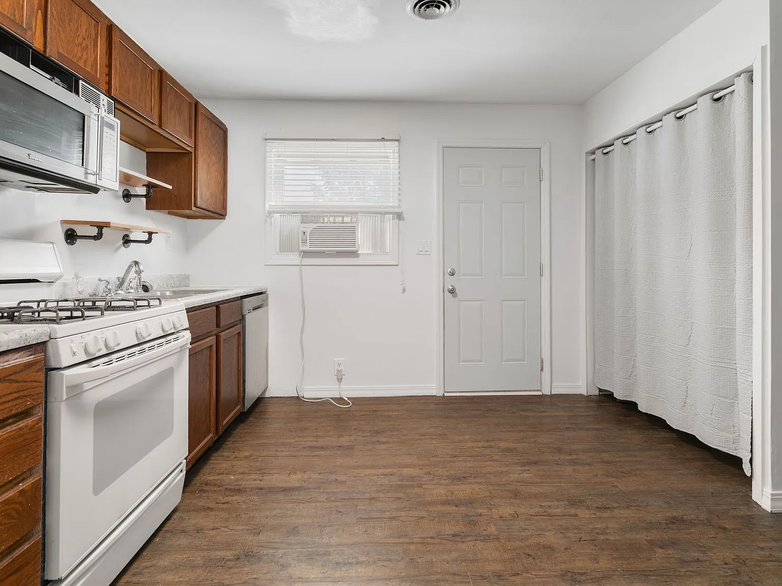 3 bed, 850 sqft, $1,295 — Photo 2