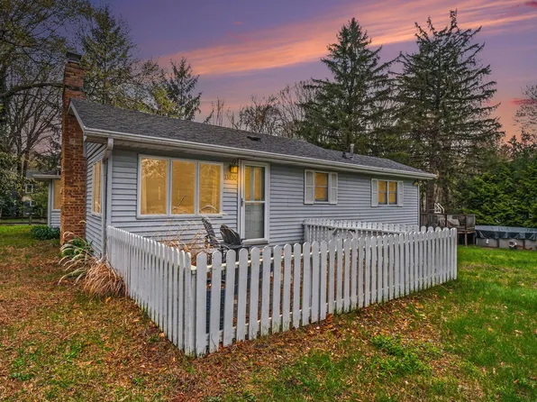 13830 Red Arrow Hwy, Three Oaks, MI 49128