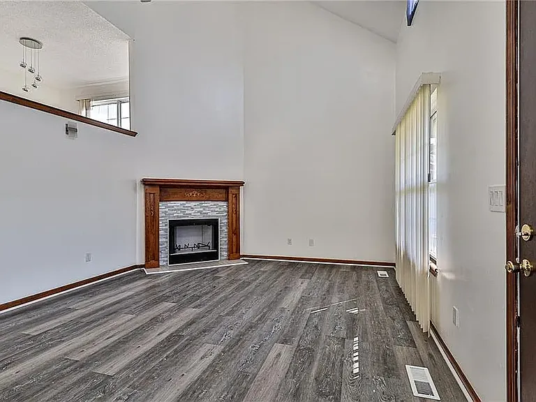 4010 E 16th Ct — Photo 8